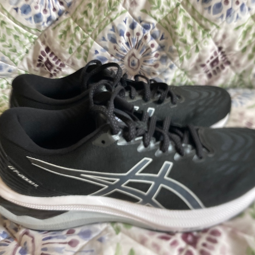 Women’s Asics GT-2000 11 Sneakers